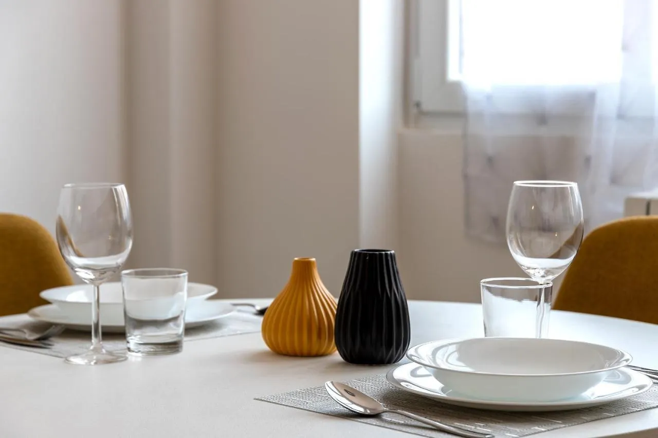 Apartment Navigli - Center Modern Suite, Fast Wi-Fi & Tram Milan Italy